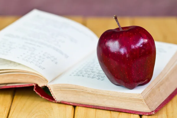 Στοίβα από βιβλία με ένα κόκκινο μήλο — Φωτογραφία Αρχείου