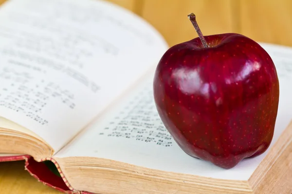 Kırmızı elma ile kitap yığını — Stok fotoğraf