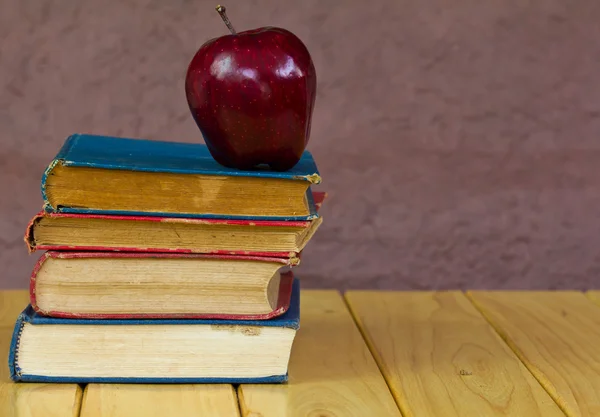 Bücherstapel mit einem roten Apfel — Stockfoto