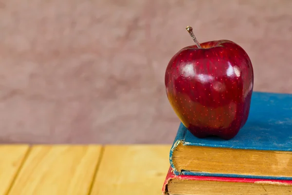 Kırmızı elma ile kitap yığını — Stok fotoğraf
