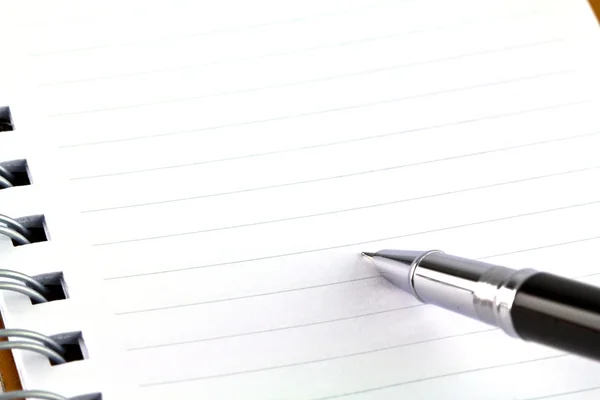 Livro de notas abertas com caneta — Fotografia de Stock