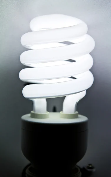 Lâmpada fluorescente de poupança de energia brilhante — Fotografia de Stock
