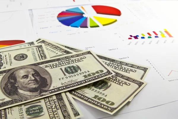 Caneta, calculadora e dólares em gráficos financeiros — Fotografia de Stock