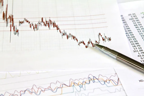 Gráfico abajo, calculadora y dólares en la mesa —  Fotos de Stock