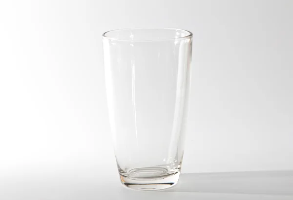Glas met water op witte ondergrond — Stockfoto