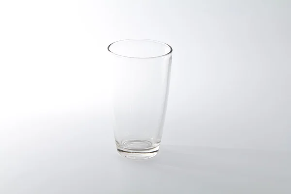 Glas med vatten på vit bakgrund — Stockfoto