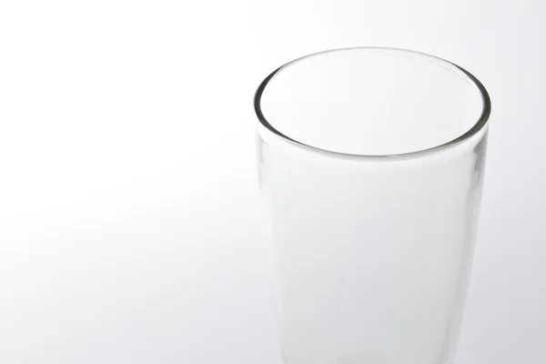 Vidro com água sobre fundo branco — Fotografia de Stock