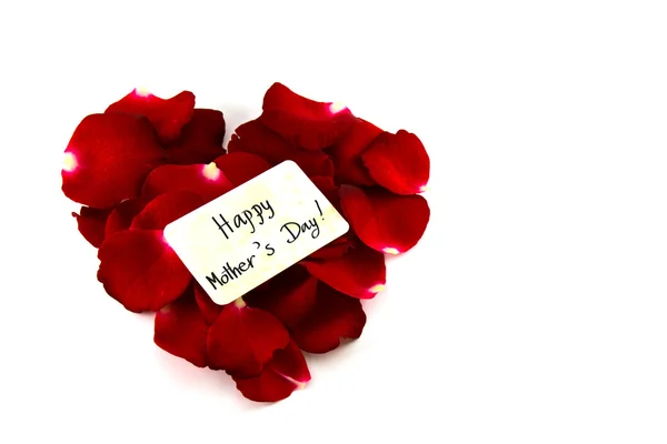 红色玫瑰花瓣和旧卡片，上面写着"母亲节快乐" " — 图库照片