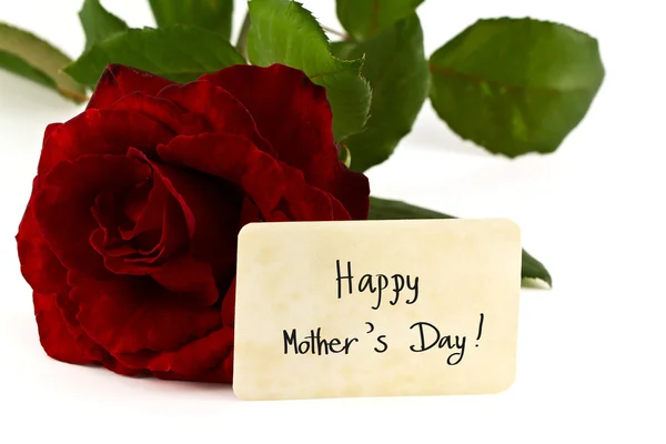 Røde roseblader og gammelt kort med ordene "Gratulerer med morsdagen"  " – stockfoto