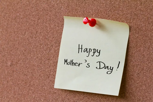 Inviarlo note con la parola "Happy Mother's Day" su una tavola di sughero — Foto Stock