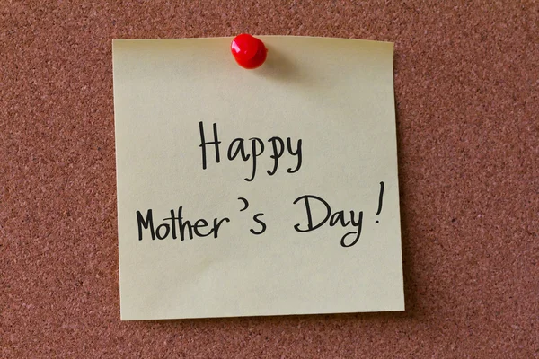 Post-it notities met woord "happy mother's day"op een cork board — Stok fotoğraf