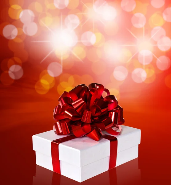 Δώρο σε κουτί με κόκκινη κορδέλα και φιόγκο — Φωτογραφία Αρχείου