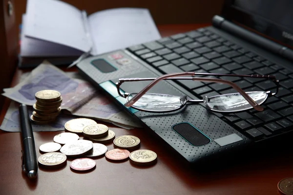 Ноутбук, деньги и очки . — стоковое фото