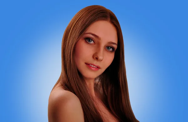Портрет красивой девушки с длинными волосами — стоковое фото