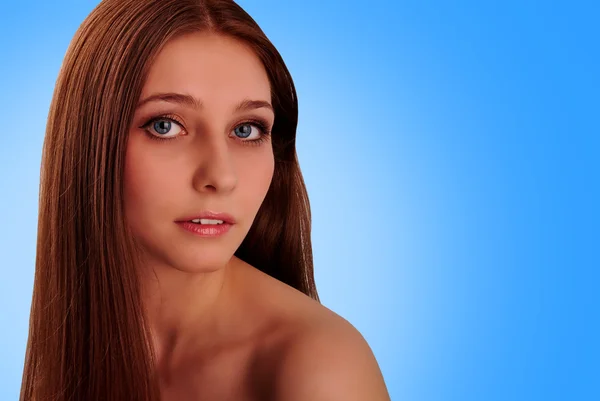 Портрет красивої дівчини з довгим волоссям — стокове фото