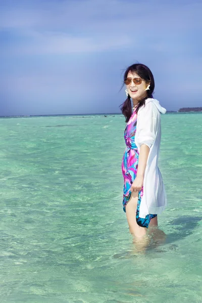 Belle mode asiatique fille jouer de l'eau à Maldive plage près — Photo