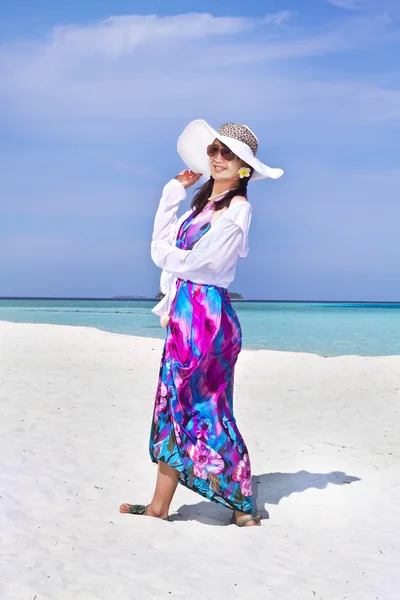 Belle mode asiatique fille jouer de l'eau à Maldive plage près — Photo