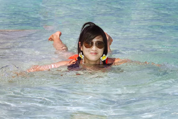 Hermosa chica asiática de moda jugando agua en la playa de Maldivas cerca —  Fotos de Stock