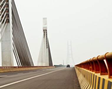 Trafik yoğun sisli bir gün sarı nehir köprüsü