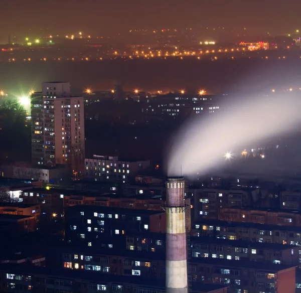 Night scene of chimney with smoke in residents area in heavy fog — Stock Photo, Image