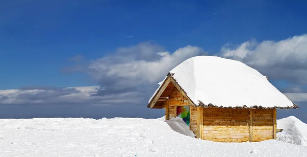 Cottage in legno sulla cima della montagna di neve di Yulong — Foto Stock