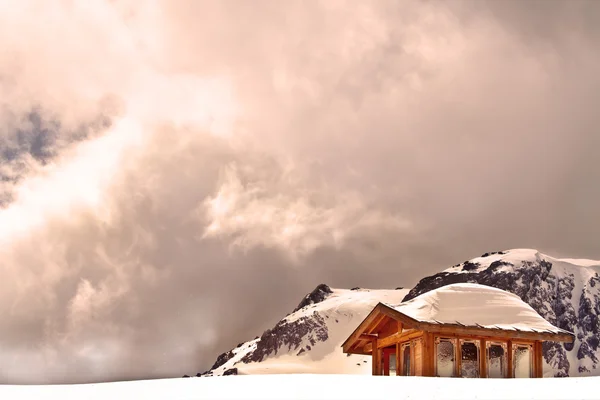 玉龙雪山山顶的木制小屋 — 图库照片