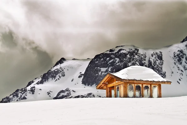 Casa de madera en el pico de Yulong Snow Mountain —  Fotos de Stock
