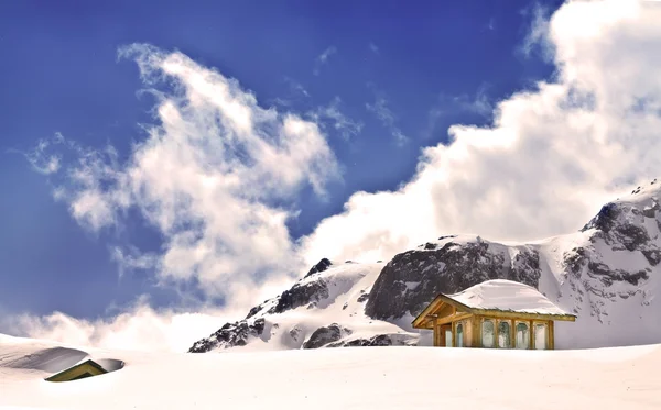 Dřevěná chata na vrcholu hory yulong sníh — Stock fotografie