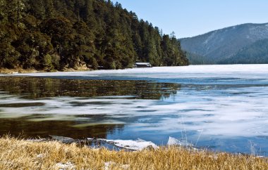 Egirdir yol boyunca güzel buz Gölü, shangri-la dağ ar