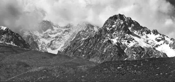 Paisagem de montanha de neve pico em Yunnan China — Fotografia de Stock