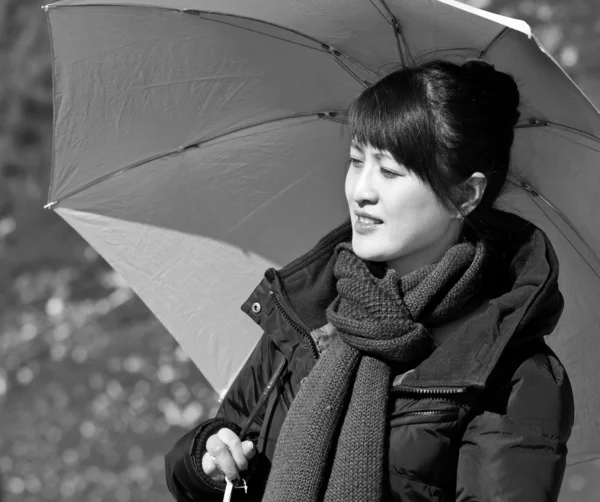 Schöne asiatische Mädchen mit Regenschirm gegen die Sonne — Stockfoto