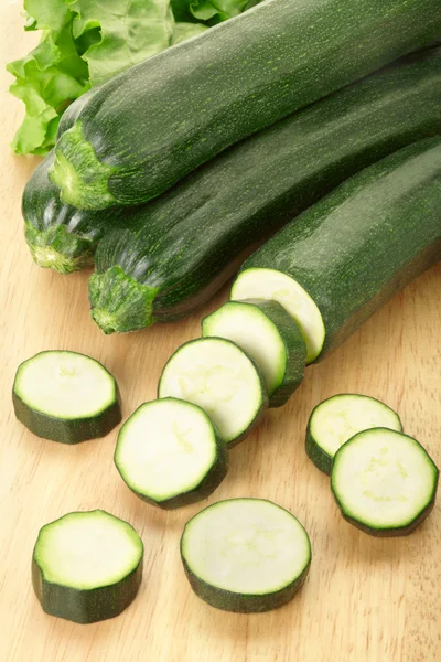 Zucchine affettate sul tagliere — Foto Stock