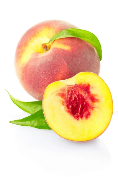 Персиковий фрукт з листям — стокове фото