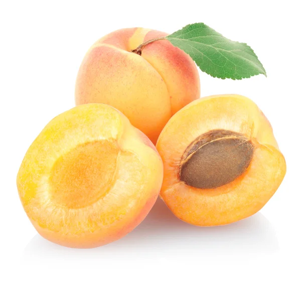 Плоды абрикоса с листьями — стоковое фото