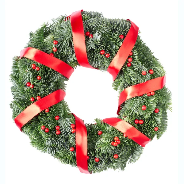 Corona de pino de Navidad con cinta roja —  Fotos de Stock