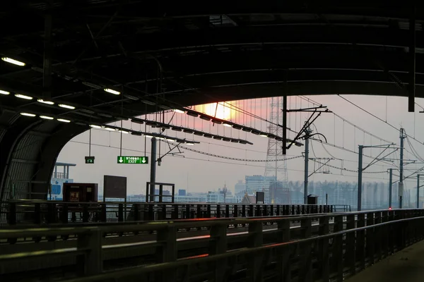 昇る太陽をタイで朝の駅 — ストック写真