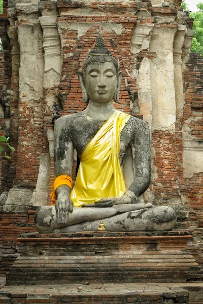 Buda de piedra con fondo de ladrillo —  Fotos de Stock