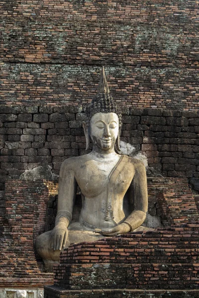 Buddha steen met baksteen achtergrond — Stockfoto