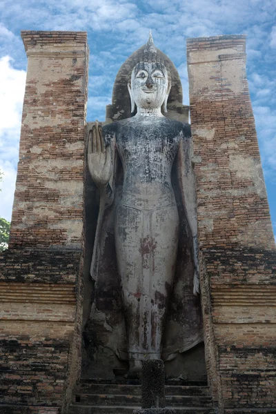 Buda de pedra com céu azul — Fotografia de Stock