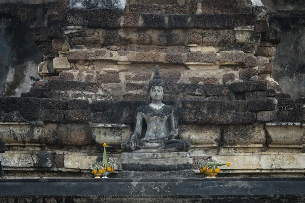 Buddha steen met baksteen achtergrond — Stockfoto