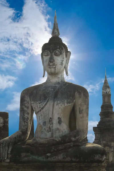 Steinbuddha mit blauem Himmel — Stockfoto