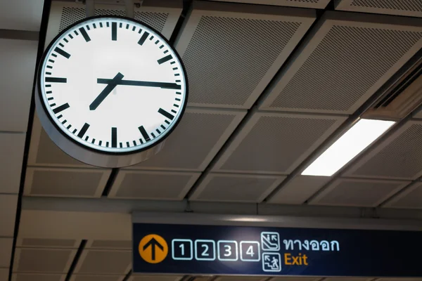 역 시간 — 스톡 사진