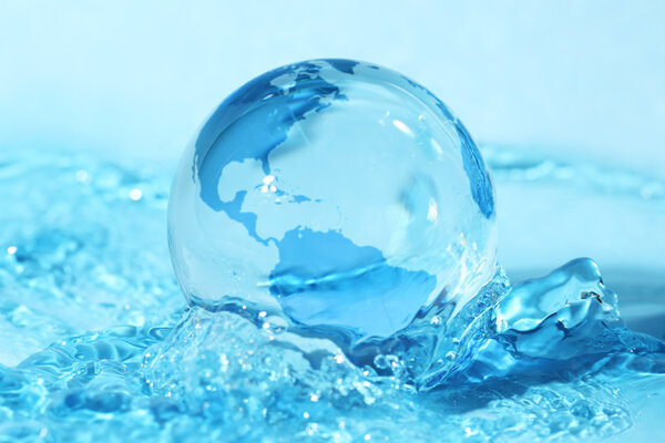Стеклянный глобус в воде
