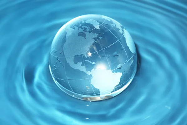 在水中的玻璃地球 — 图库照片