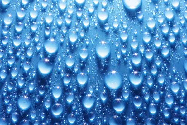 Glanzende water druppels op metalen blauwe oppervlak — Stockfoto