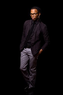 şık bir genç adam. siyah ateş studio.