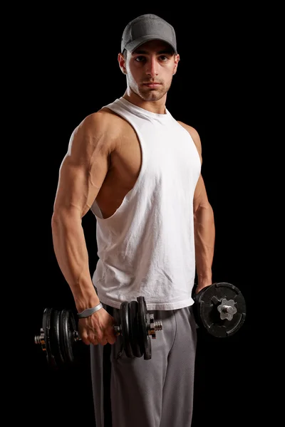 М'язовий чоловік піднімає вагу. Студійний знімок над чорним . — стокове фото