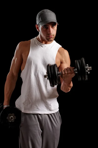 重りを持ち上げる筋肉の男。黒の上撮影スタジオ. — ストック写真