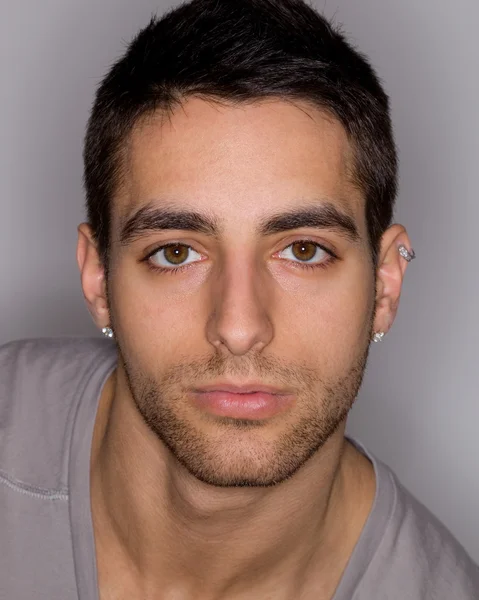 Headshot van een jonge man. studio opname over grijs. — Stockfoto