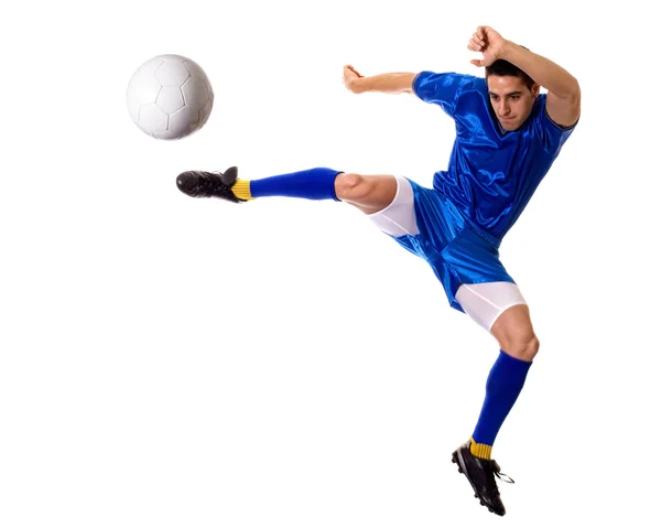 サッカー選手を蹴るします。白にわたって撮影スタジオ. — ストック写真